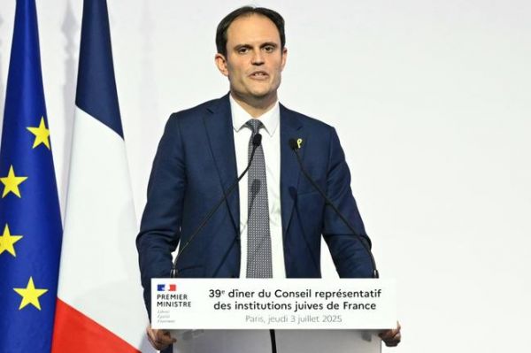 Le président du Crif, Yonathan Arfi, assume un ton "politique" contre Mélenchon ou De Villepin