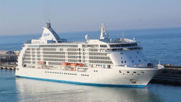 VIDEO - "Vous n'avez pas le droit d'être là. Cassez-vous !" : le maire de Nice Christian Estrosi part à l'abordage d'un paquebot de croisière avec 3 000 passagers