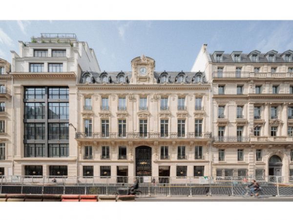 À Paris, ORY.architecture remanie un immeuble de bureaux en un espace flexible et moderne