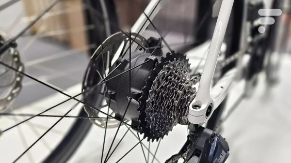 Ce moteur électrique très léger peut recharger la batterie du vélo via un simple bouton