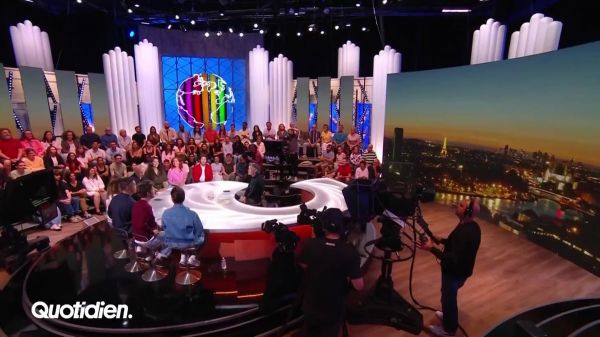 Quotidien : radieuse en blanc immaculé, une journaliste phare de l'émission a dit oui à son chéri !