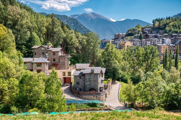 Marion Rousse : découvrez sa splendide maison de montagne à Andorre où elle vit avec Julian Alaphilippe, et qu'elle abandonne pendant plus d'un mois à cause du Tour de France