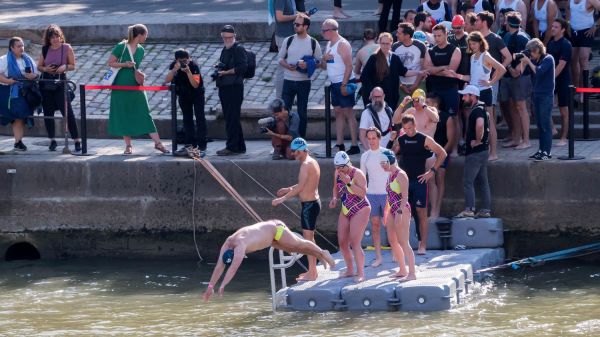 "On contrôle la qualité de l'eau tous les jours" : derniers préparatifs pour la mairie de Paris avant de pouvoir se baigner dans la Seine