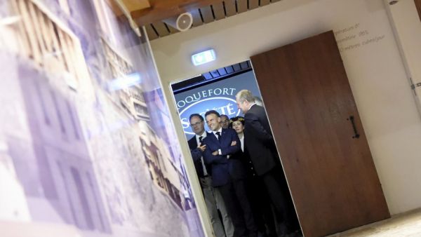 Emmanuel Macron à Roquefort : dégustations, caves et bain de foule... La visite du président en 8 photos fortes
