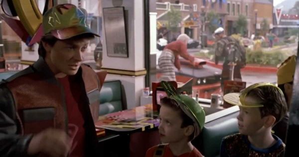 Retour vers le futur a 40 ans : reconnaissez-vous ce célèbre acteur qui joue les figurants dans cette scène mythique ?