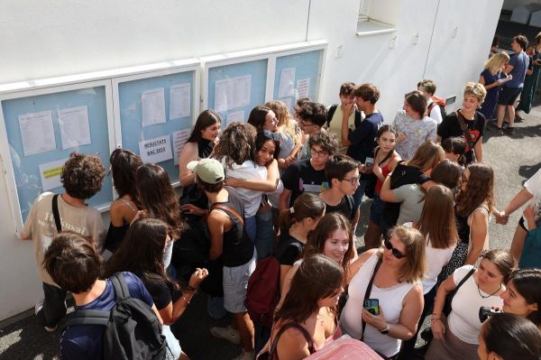 Des cris de joie, des pleurs, des pleurs de joie : émotion devant les résultats du bac