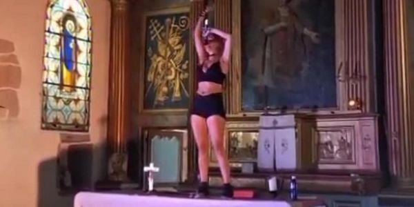 "J'étais le diable !”, une humoriste simule un acte de masturbation dans une église basque, le parquet de Bayonne ouvre une enquête