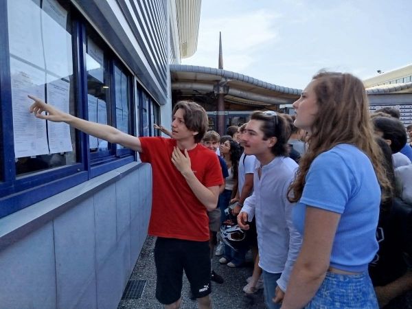 Orthez : des lycéens heureux des résultats à Fébus !
