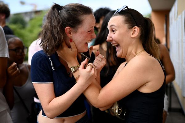 Résultats du Bac 2025. Les terminales se donnent rendez-vous devant le lycée, pour découvrir leurs notes tous ensemble : "si on l'a on va bien fêter ça"