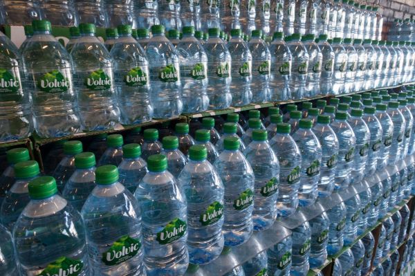Accès à l'eau : Le propriétaire d'une pisciculture et trois associations dénoncent en justice des prélèvements « excessifs » de Volvic autorisés par l'État