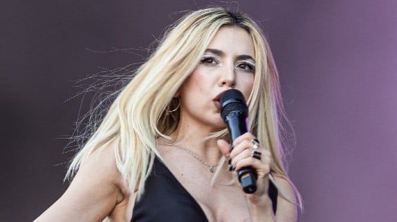 Ava Max : sa tournée boudée par le public, elle annule tout !