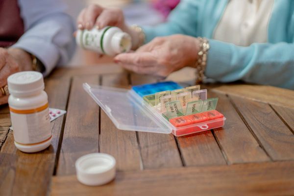 Trop de médicaments, trop de visites à l'hôpital : ce risque méconnu pour la santé des personnes âgées