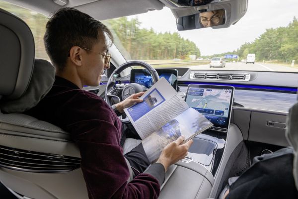 Un nouveau pays d'Europe autorise la conduite d'une voiture sans les mains