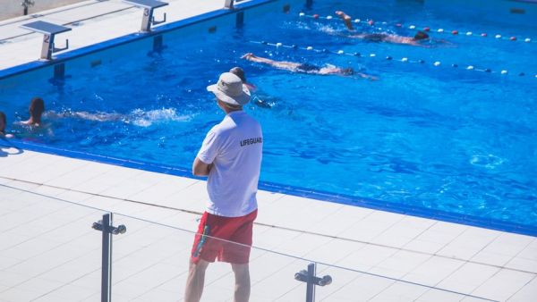 À cause de "comportements inappropriés" et "d'incivilités" de leur part : la piscine municipale de cette ville frontalière de la France interdite aux Français