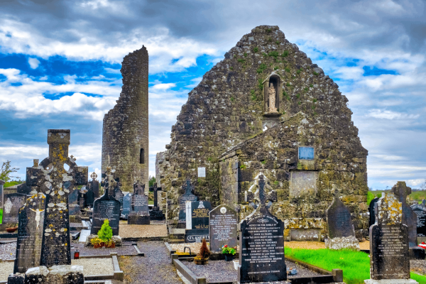 "Sortez ces bébés de l'égout" : horreur en Irlande, 796 enfants retrouvés morts dans une fosse sceptique