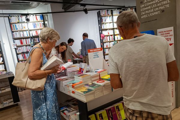 En librairie, la valse estivale des nouveautés