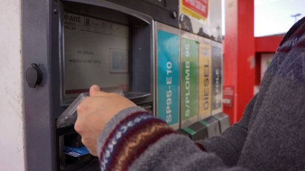 Stations essence, distributeurs de billets... Qu'est-ce que le "shimming", cette arnaque à la carte bleue qui sévit en région parisienne ?