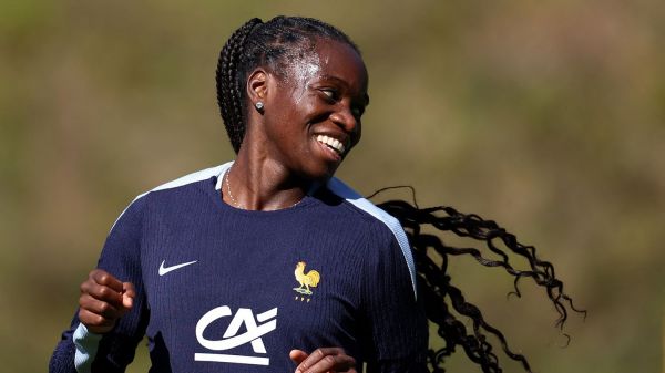 Euro 2025 : vers un forfait pour la capitaine des Bleues, Griedge Mbock, pour le premier match face à l'Angleterre