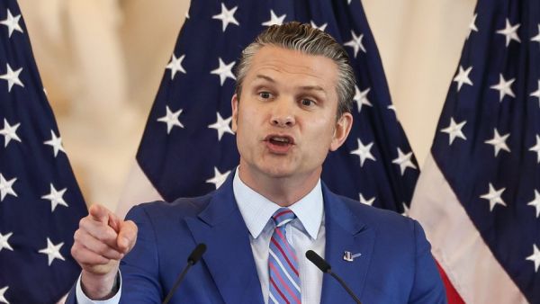 Guerre en Ukraine : "Il a pris cette décision, seul et sans concertation"... Aux Etats-Unis, le blocage brutal de l'aide par le ministre de la Défense fait des remous