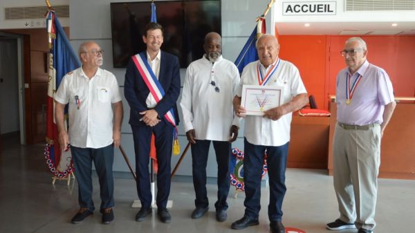 La "cravate d'honneur" du Souvenir français décernée à Jean-Claude Venderlenne à Saint-Mitre-les-Remparts