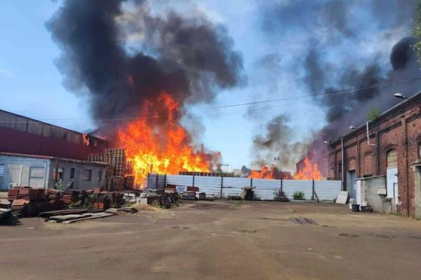 Une entreprise de palettes en feu : plus de soixante pompiers luttent contre les flammes