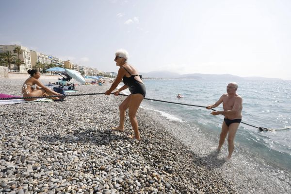 Cordes pour sortir de l'eau et "handiplages"... les plages azuréennes sont accessibles à tous pour la saison estivale