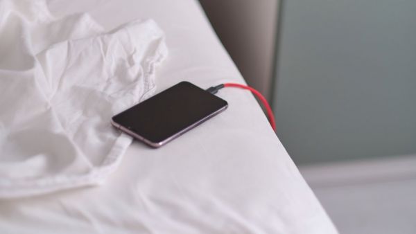Elle regardait une vidéo sur son téléphone : une jeune femme de 19 ans foudroyée dans son lit