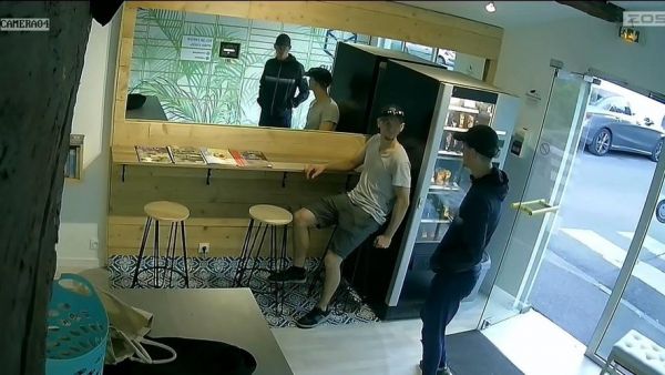 "Voici les deux personnes qui ont vandalisé ma laverie" : excédé, un commerçant publie les photos des suspects sur Facebook