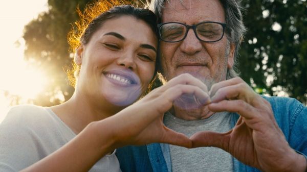 « J'ai 59 ans, elle en a 19, nous sommes amoureux, devons-nous poursuivre notre relation ? »
