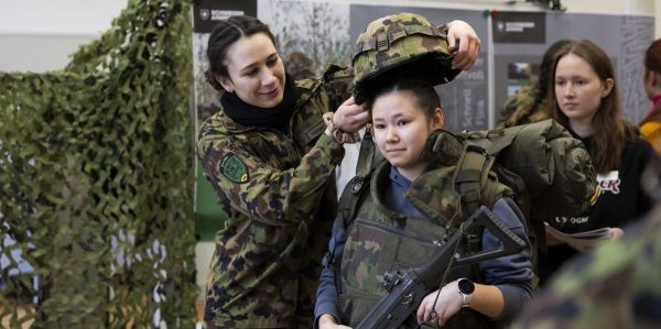 Armée suisse: Une jeune Suissesse sur quatre prête à s'engager militairement