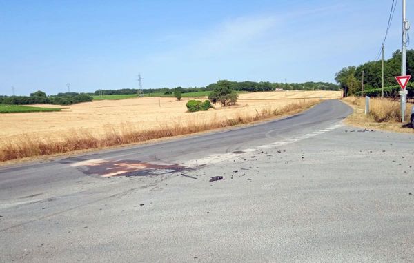 Une Jaguar accidentée à un carrefour à Châteauneuf