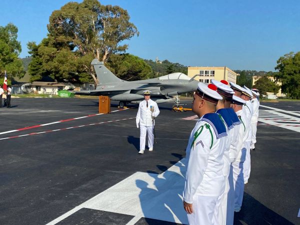 Un nouveau commandant à la tête de l'École du personnel de pont d'envol à Hyères