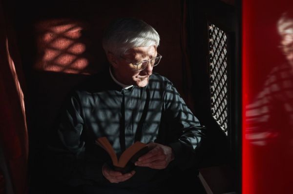 Abus sexuels : que peut la loi sur le secret de la confession en France ?