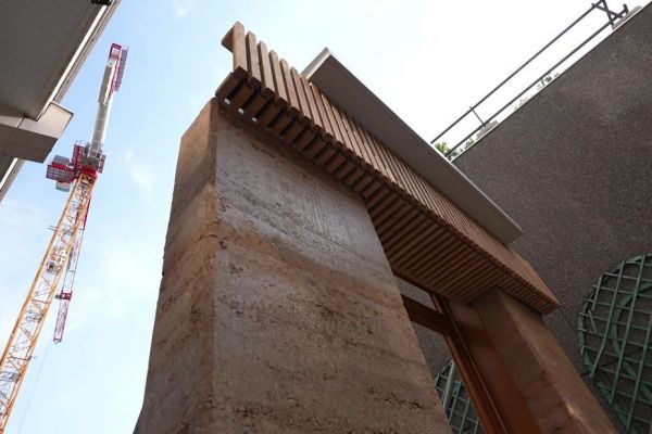 Écologique et efficace contre la chaleur, la construction en pisé revient comme une solution de remplacement au béton