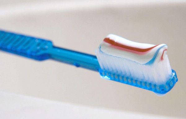 Il pensait qu'elle se dissoudrait, il vivait avec une brosse à dents dans l'estomac depuis 52 ans