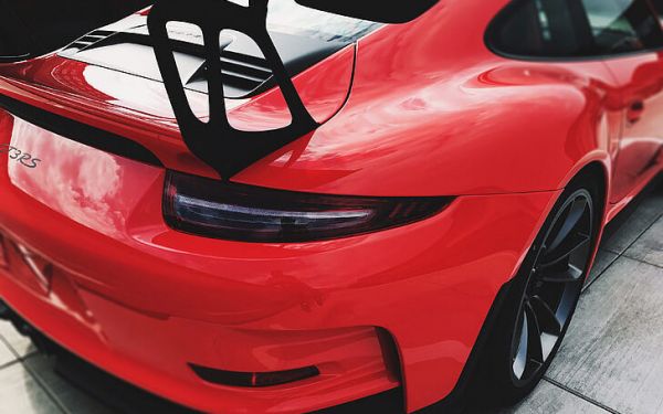 Lyon : une Porsche percute violemment une dépanneuse dans le 8e arrondissement