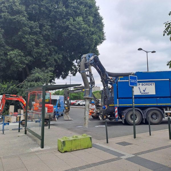 Des engins de chantier postés à la place des taxis à la gare d'Angoulême