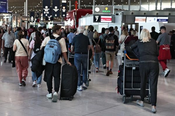Grève des contrôleurs aériens : un millier de vols annulés et des voyageurs affectés
