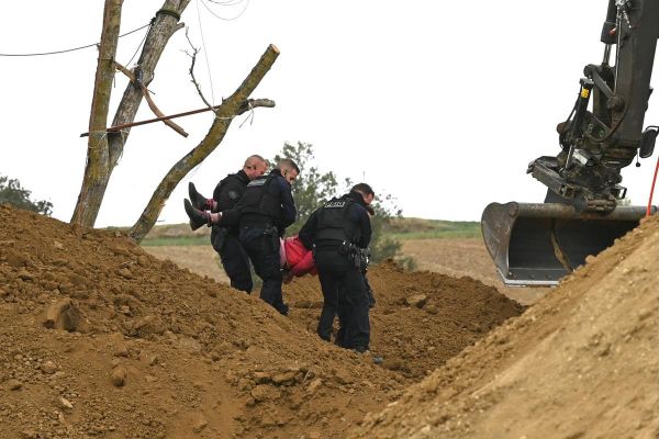 Nouvelle mobilisation contre l'A69 : « Les interdictions de manifester quasi systématiques sont illégales au regard du droit international »