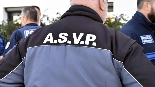 Les vitres étaient à peine entrouvertes et sous une chaleur de plomb : un nourrisson laissé dans une voiture sous 39 °C sauvé par deux agents de surveillance de la voie publique