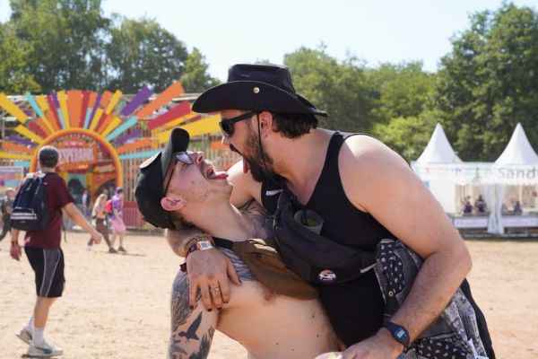 PHOTOS. Paillettes, déguisements et sourires : les festivaliers sont de retour et rayonnent aux Eurockéennes de Belfort en ce vendredi