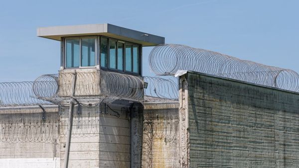 "On dirait une colonie de vacances gratuite" : détenus qui dansent, livraison de colis par drone... cette prison fait le buzz sur TikTok