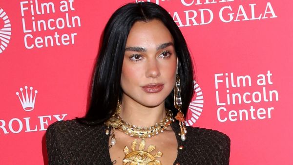 Ce livre qui a "changé la vie" de Dua Lipa est celui qu'on va tous vouloir lire cet été