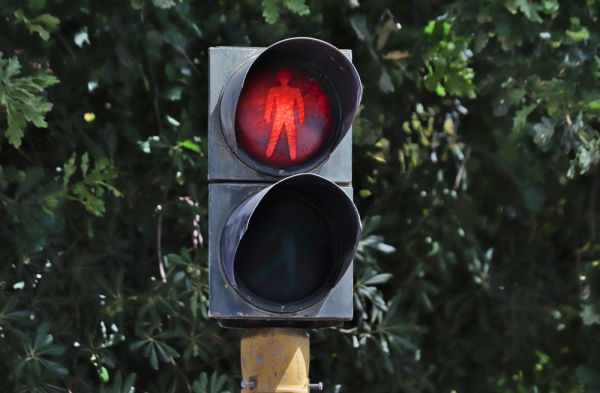 Piéton : traverser au feu rouge peut vous coûter 4 euros