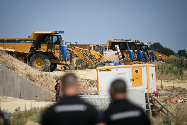 A69: des centaines d'opposants rassemblés près du chantier