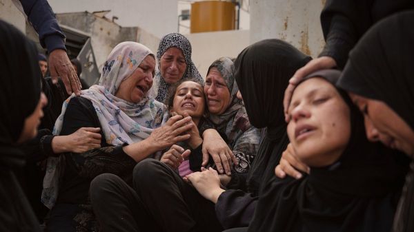 Au moins 94 morts à Gaza cette nuit, des frappes touchent des files d'attente pour l'aide et des abris