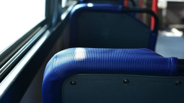 "Il m'a hurlé d'arrêter de parler ou il me ferait fermer ma gueule" : son application de paiement bug, le passager de 65 ans menacé et bousculé par le chauffeur du bus