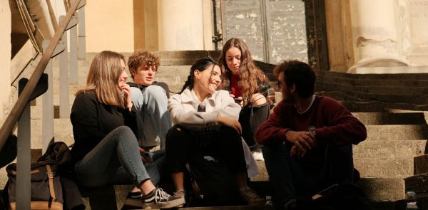 Pourquoi dit-on autant « du coup » ? Le langage d'une époque heurtée
