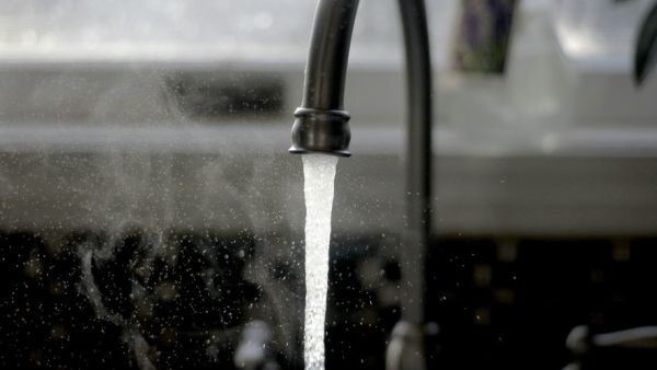 Des taux anormaux de PFAS : dans ces 16 communes, il sera bientôt interdit de boire l'eau du robinet et de s'en servir pour préparer des biberons