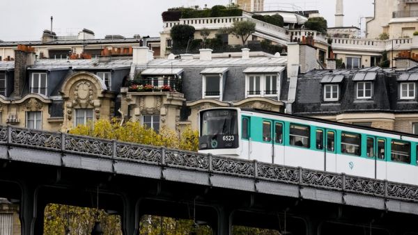 Trois amis sautent sur le toit des rames du métro parisien en mouvement : l'un d'eux grièvement blessé après s'être "empalé sur une barrière"